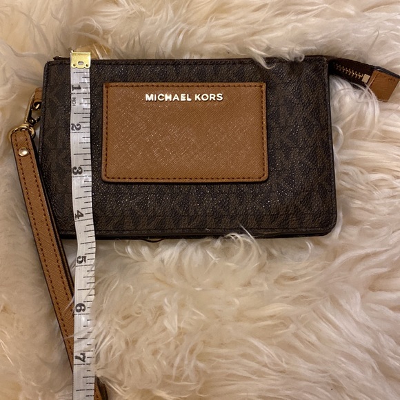 Michael Kors wallet/ wristlet EUC - Picture 3 of 9